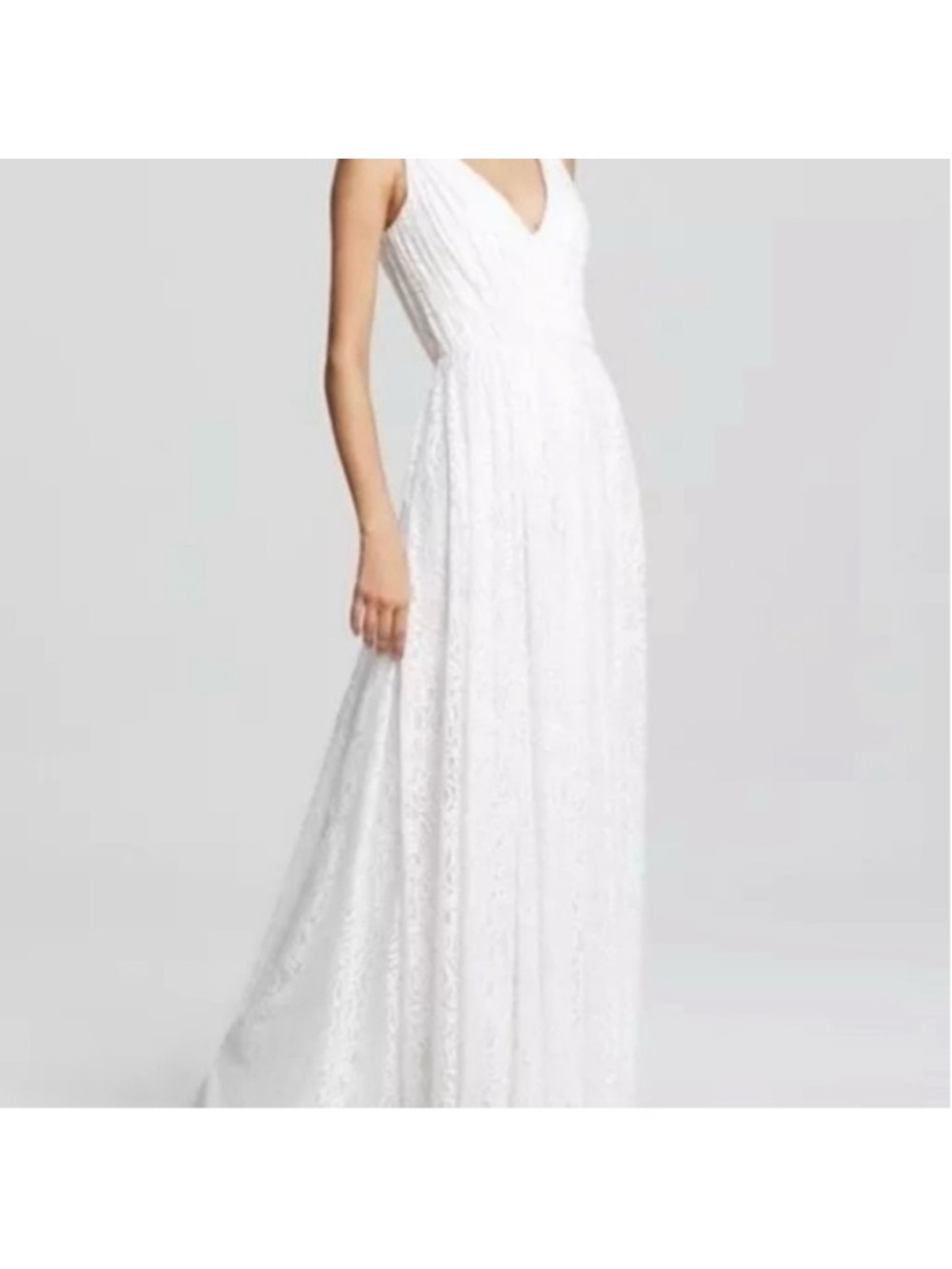 Vera Wang Deep V Neck White Lace Gown Size 4 Missing Belt